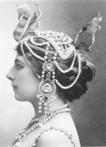 Mata Hari met kettingen